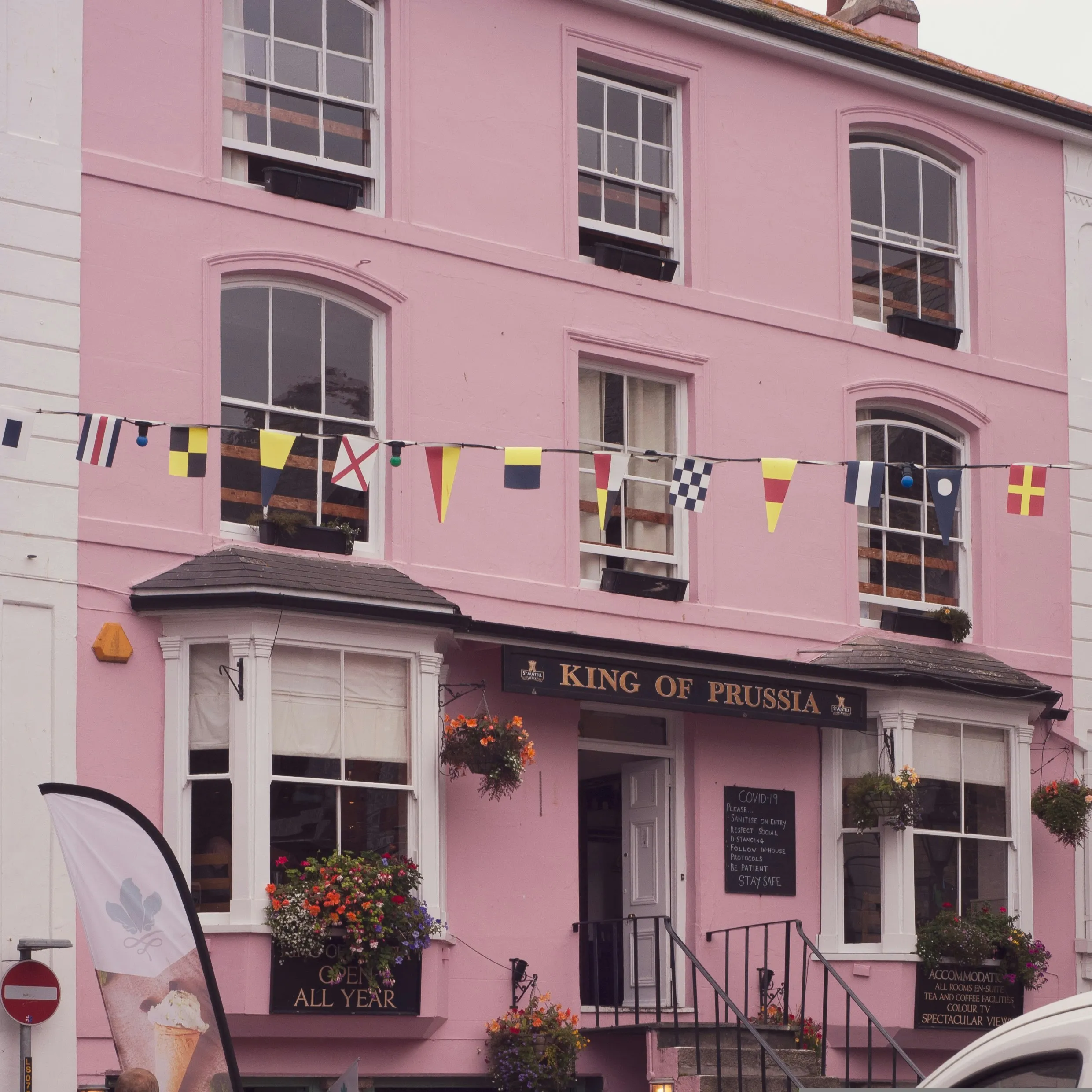 The King of Prussia pub in Fowey with its tall pink exterior.